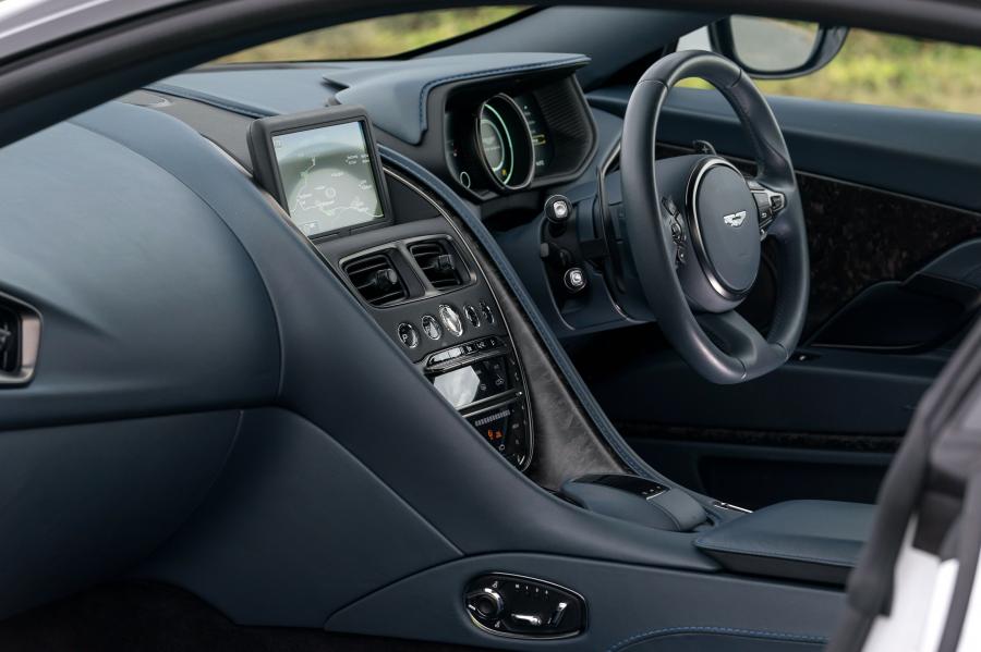 Интерьер Aston Martin DB11 V8 2017 года  (UK) (фото 12 из 40)